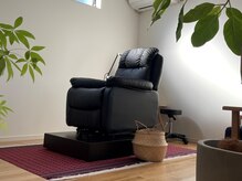 ゆったり施術を受けていただけるリクライニングチェア◎