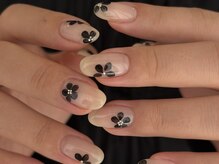 コンフィ(comfy)/大人シックお花ネイル