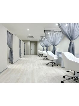 ネイル・アイメニューの同時施術が可能