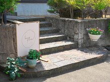 ハグふわ(hugfuwa)の雰囲気（玄関前に看板あり。目印にお越しください。車はカーポートへ。）