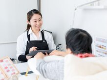 リクライニングチェアでゆったりと指先のお手入れを♪