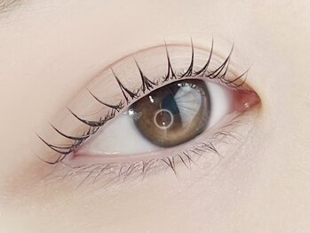 ジュウプラス バイ ママジェンヌ(10+by mamAsIenne)の写真/【ビューラー卒業!自然なカールで目元ぱっちり】目元の印象チェンジで垢抜け!しっかり束感まつげパーマ◎