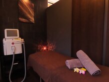 温もりある灯りに包まれる、癒しの脱毛施術空間