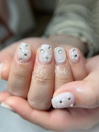 ストーンつけ放題ネイル