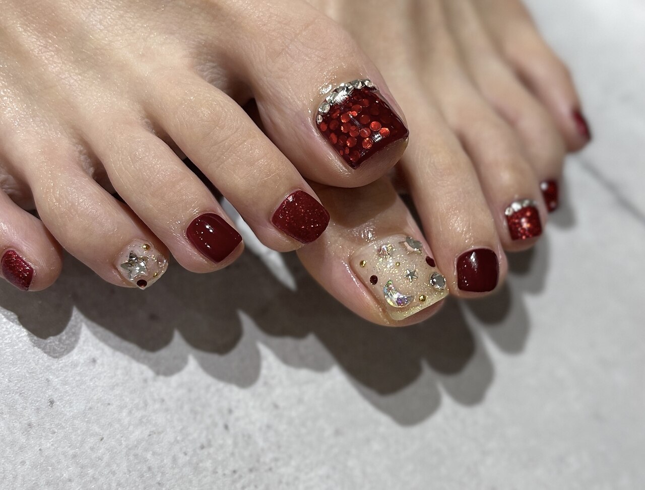 EVERNAIL ストーン付きレッドネイルチップ 2026年春トレンド】レッド ストーン フットのネイルデザイン集｜人気順