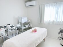 米子美人の雰囲気（*白を基調にした落ち着きのある施術ルーム*）