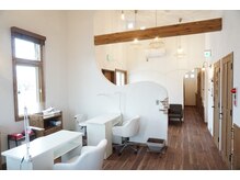 コンド サロン アネックス(CONDO SALON annex)の雰囲気（テーブル２席、フットチェア1席ご準備しています♪）