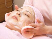 ロイヤルメイキングの雰囲気（落ち着いた店内でお顔全体をキレイに♪泡のチカラを体験中♪）