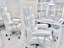 サロンドルリネイル(salon de Ruri nail)の雰囲気（白を基調とした空間でおくつろぎいただけます♪サンプルも多数♪）