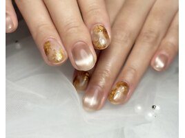 光が揺れる秋の大理石