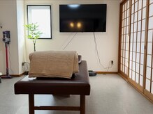 落ち着いた空間でゆったり施術を受けられます