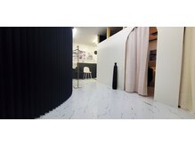 アーチの入口にアコーディオン間仕切りが素敵でお気に入りです♪