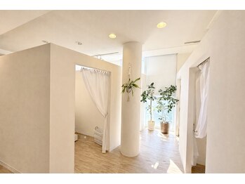 【まつげパーマ/眉毛/HBL/フェイシャルワックス専門店】C.（シードット）神戸三宮店/店内雰囲気