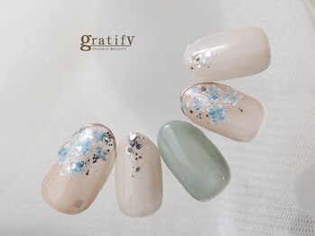 淡色手書きフラワーネイル