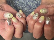 ブランシュネイル(BlancheNail)/黄色もあり！？グラデーション