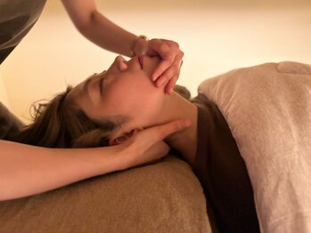 肩甲骨はがし専門店 癒しま専科【3月OPEN予定】の写真/【北海道初 肩甲骨はがし専門店！】顔のたるみは背中から改善◎肩甲骨をほぐしてスッキリ理想の小顔へ！