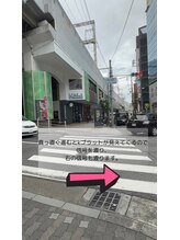 少し進むと交差点に出るので、『スターバックス』側に渡り、右の交差点も渡ります♪