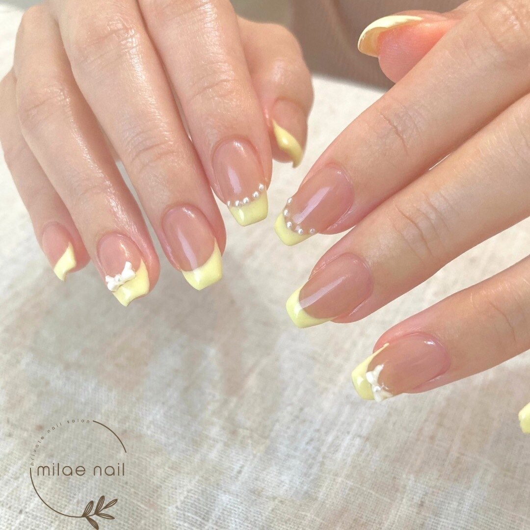 2025年-2026年冬トレンド】イエロー フレンチのネイルデザイン集｜人気
