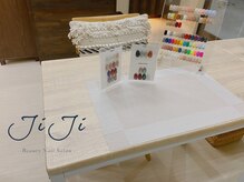 ネイルサロン ジジ 三ノ宮駅前店(JiJi)の雰囲気（こじんまり落ち着いた店内。フット施術の際はソファ席へご案内♪）