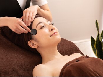 サロンドクホ 表参道店(Salon de KUHO)/ 目元のかっさ