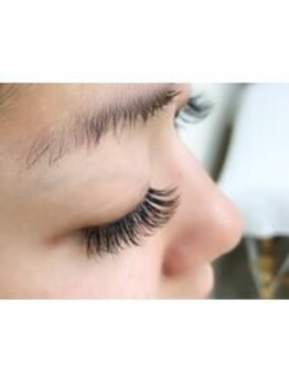 マドカリア(Madokaria)の写真/【次世代BLツインラッシュ】軽い付け心地が/LED/フラットマットラッシュ/　高技術なエクステめにゅーが充実