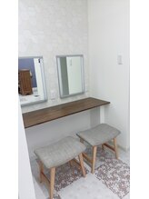 ★パウダーブースもご用意しております★ゆったり3席ありますので、おでかけ前にもピッタリ♪