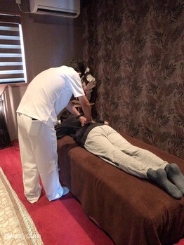 ビューティーリゾートリー(麗)/腰を施術しています。