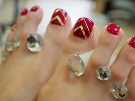 靴先から覗くフットネイル♪