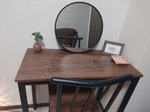 ユプレス(yplace)の雰囲気（ドレッサーで施術後のお直しご利用ください。全身鏡もございます）