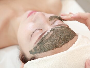 シャルル ストア 京都三条通(Chaleureux Store)の写真/【京都で人気の毛穴ケア×ハーブピーリング】で、ゆらぎやすい大人肌を根本から整える。敏感肌の方も◎