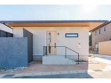 ユメコリットル(Yume+Colittle)/モルタルの階段を上がると入口が