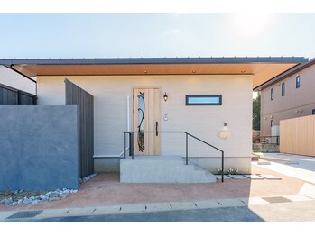 ユメコリットル(Yume+Colittle)/モルタルの階段を上がると入口が