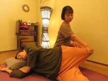 ぶあ鍼灸室の雰囲気（タイ古式のストレッチで身体全体の柔軟性がアップ！）