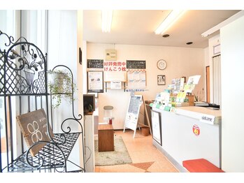 からだのみかた整体院/入って左手に受付があります