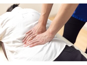 藤接骨院 浜松東院/施術)うつ伏せで腰ストレッチ