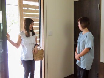 ウェル 姶良店(WELL)/入口受付にてお客様をお出迎え