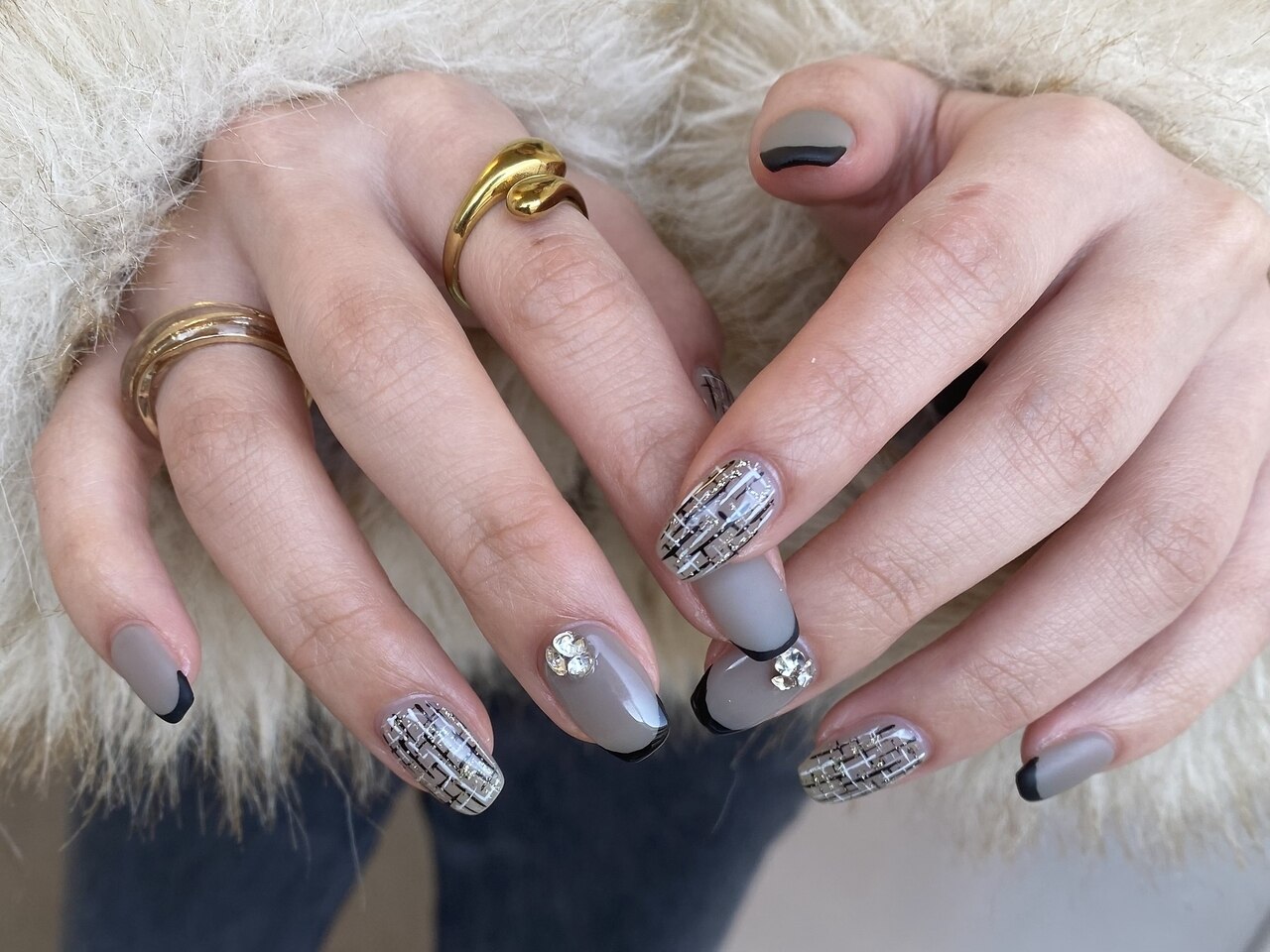 2026年冬トレンド】ブラック ストーンのネイルデザイン集｜人気順｜23