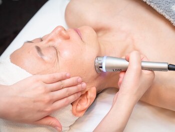 シャルル ストア 京都三条通(Chaleureux Store)の写真/【本物のLDM水玉リフティング】で、シミ・しわ・たるみ・くすみを同時にケアし、潤いとエイジングケアを♪