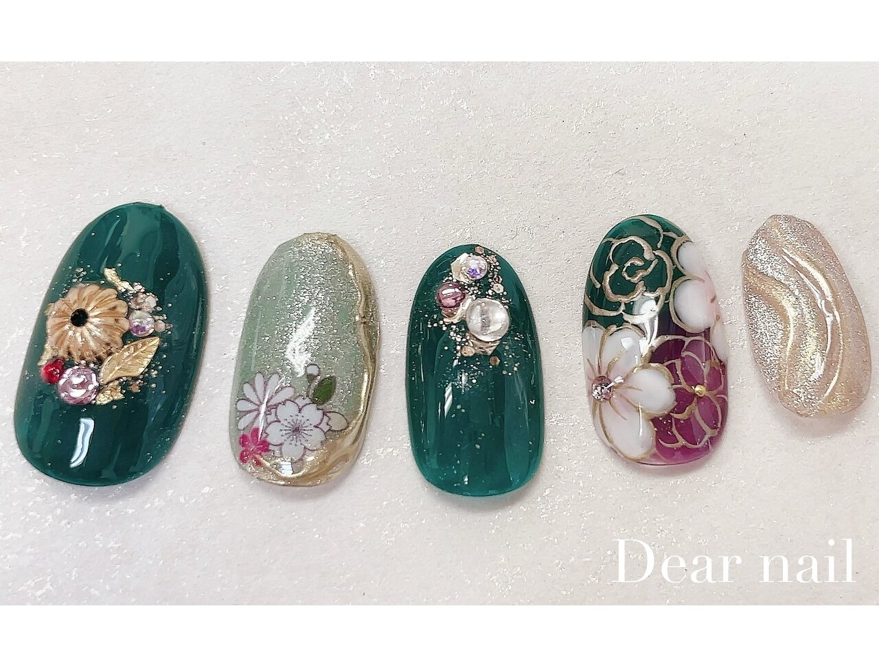 2025年-2026年冬トレンド】グリーン フラワー ハンドのネイルデザイン