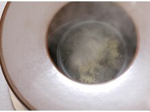 巡菴(meguri)の雰囲気（信楽焼の座浴椅子で上質なリラックス｜座ると分かる遠赤外線効果）