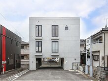 打ちっ放しコンクリートの建物の2階です★駐車場有り