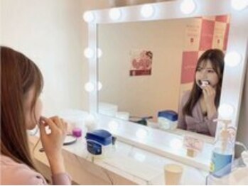 エクシアホワイトニング 石巻店/ ４、歯の表面の水分を拭く