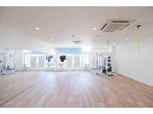 居留地フィットネス 神戸三宮スタジオの雰囲気（広々とした清潔感のある開放的な明るいスタジオ♪）
