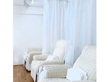 【まつげパーマ・パリジェンヌ専門店】Yii Salon 池袋東口店の雰囲気（白を基調とした落ち着いた空間で施術をお楽しみください♪）