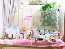 フェイシャル専門店　charis【カリス】 の雰囲気（手作りの商品棚です☆四季によって変わります）