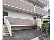 カナエル 太子堂店(Canael)の雰囲気（敷地内駐車場完備！貯水タンクと階段の間が駐車場です！）
