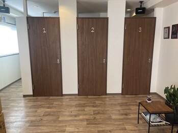 オレンジカイロプラクティック/鍵付きの個室のお着替えスペース