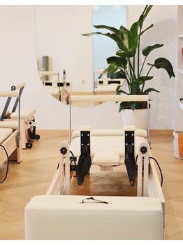 ハビットピラティススタジオ 白金高輪店(Habit Pilates studio)/白を基調とした空間です