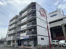 ナル バイ フェリース(NALU by feliz)の雰囲気（駐車場側、黒い建物の401号室です。）