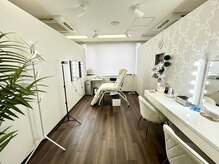 ワイ(Y)/白を基調とした施術室です。